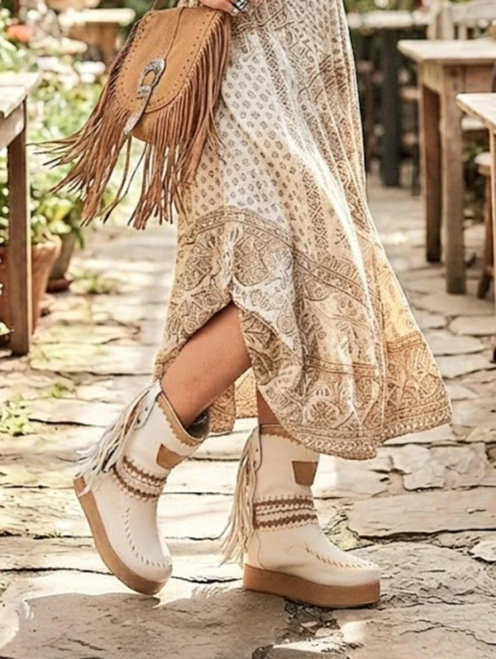 Boho-Chic White Fringe Western Moccasin Platform Boots - Size US 6 (No Brand)